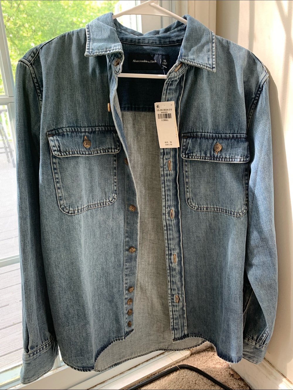 Abercrombie & Fitch Denim Shirt
Size Men XS - (fits women S-M)